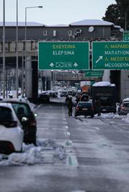 希腊雅典交通受大雪影响部分瘫痪